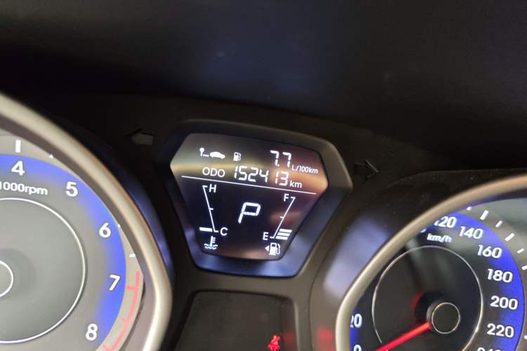 Used Hyundai Elantra (5th Generation / Langdong) 2016 1.6L Automatic Smart Version Odometer Close Up