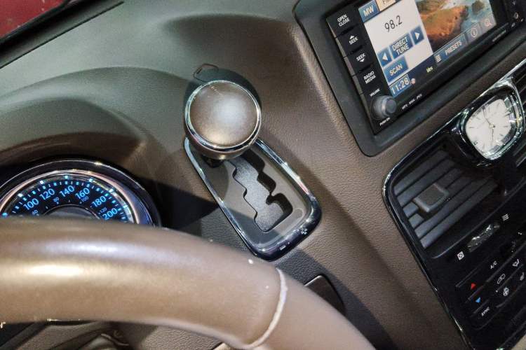 Used Chrysler Grand Voyager 2014 3.6L Comfort Edition Gear Lever