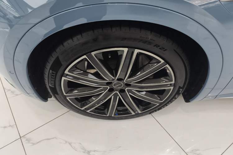 Used Hima Luxeed R7 2024 All-Electric 667 km Max
