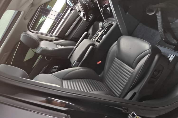 Used Land Rover Discovery 2023 360 PS R-Dynamic S