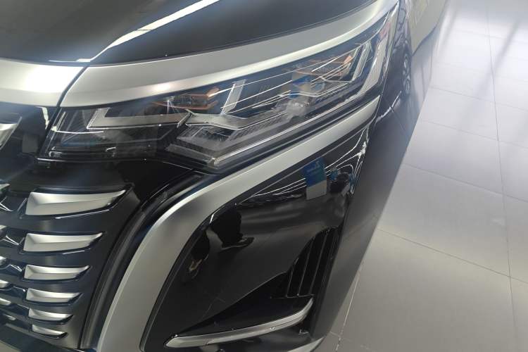 Used Denza D9 2024 DM-i 980 Four-Wheel Drive Prestige Model Left Front Headlight