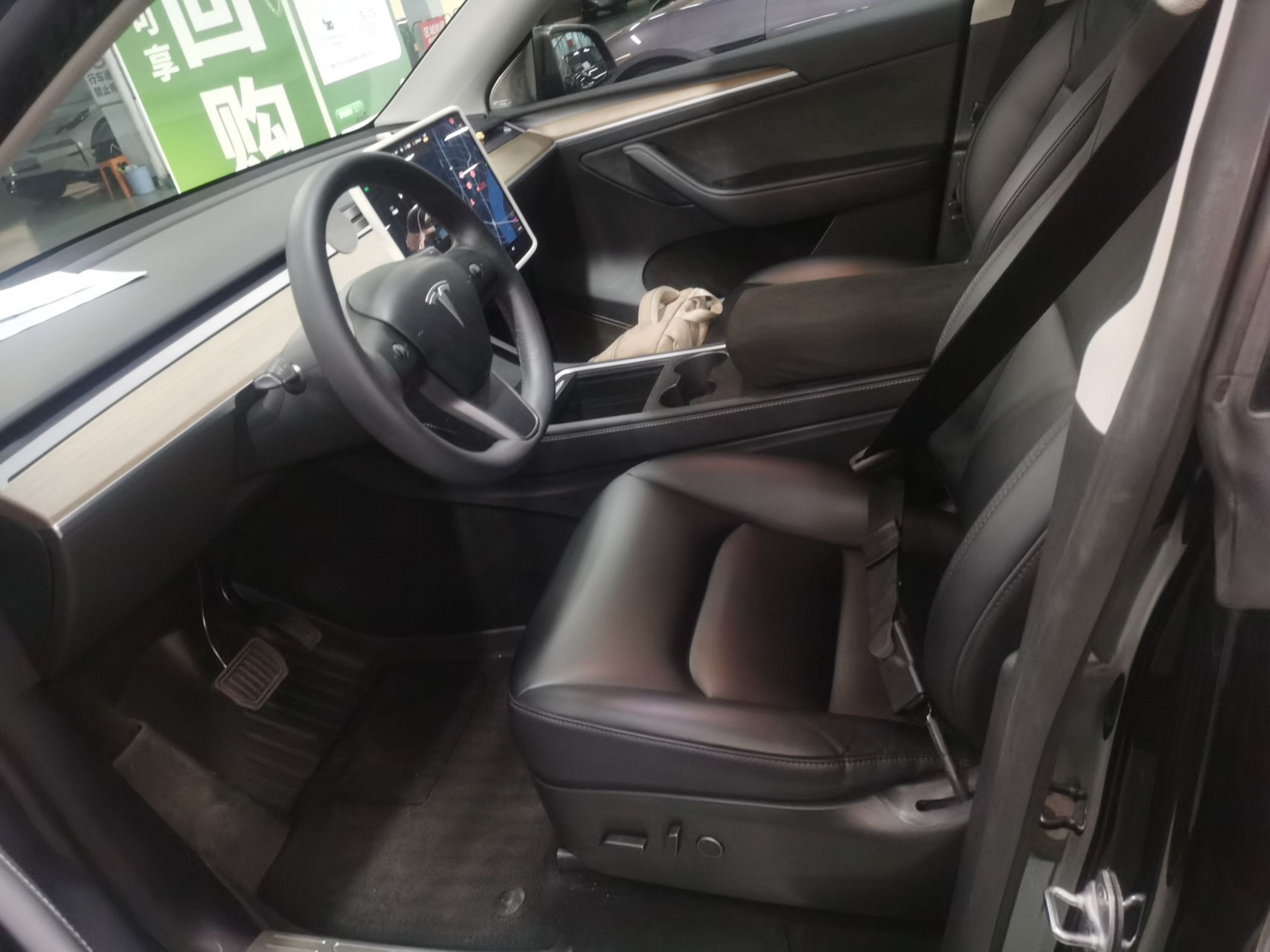 Переднее сиденье в автомобиле