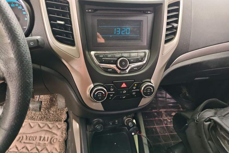 Used CHANGAN CS35 2014 1.6L Manual Luxury Model China IV Standard Audio And AC Panel