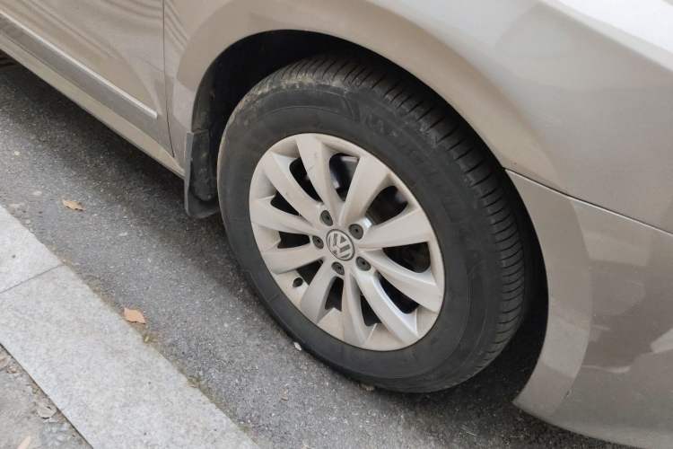 Used Volkswagen Passat 2013 1.8TSI DSG Prestige Edition Right Front Wheel Hub