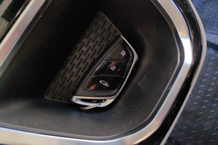 Used SAIC MAXUS Xintu V70 2023 2.0T Elite Edition Automatic Short Wheelbase Low Roof – 5/6 Seats