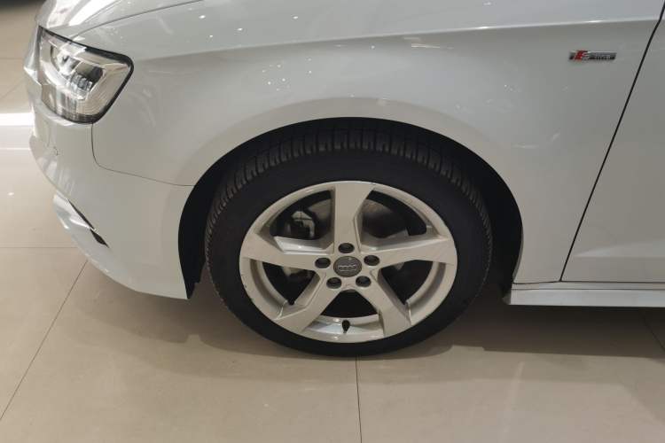 Used Audi A3 2019 Sportback 35 TFSI Fashion Edition China VI Emission Standard Left Front Wheel Hub