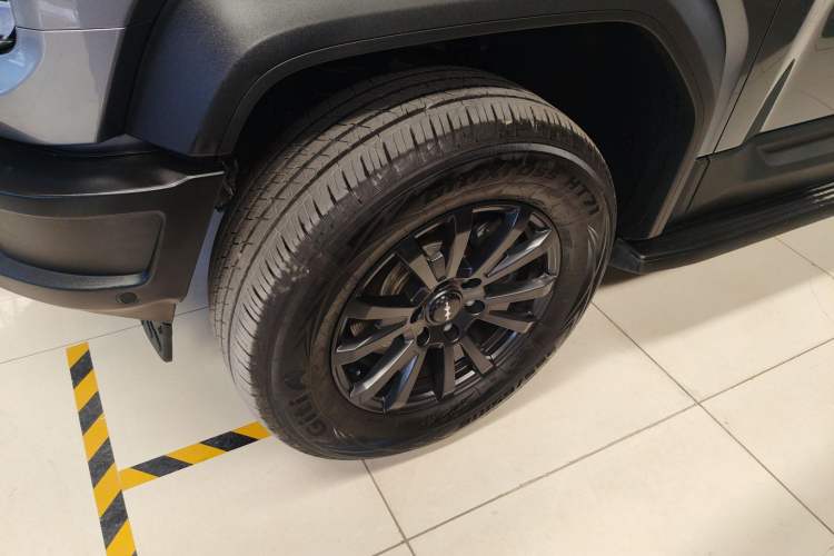 Used Formula Leopard 5 2023 Navigator Edition Left Front Wheel Hub