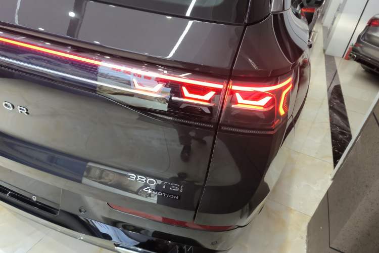 Used Volkswagen Tavendor 2024 380TSI All-Wheel-Drive R-Line Cruise Premium Edition Exterior 3