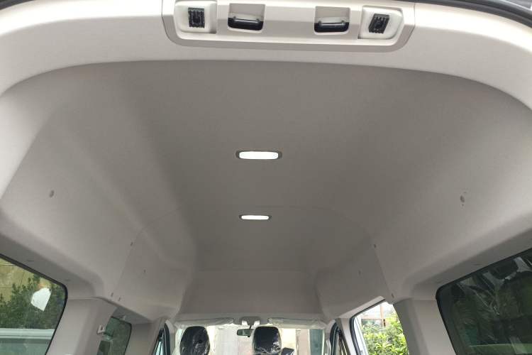 Used SAIC MAXUS Xintu V70 2023 2.0T Elite Edition Automatic Long Wheelbase Mid-Height 6/7 Seats Headliner