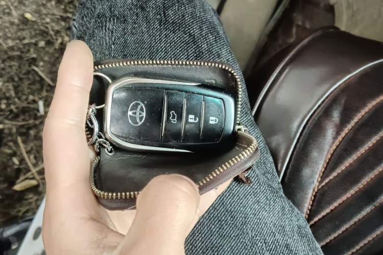 Used Toyota Highlander 2012 2.7L Two-Wheel Drive 7-Seater Luxury Edition
