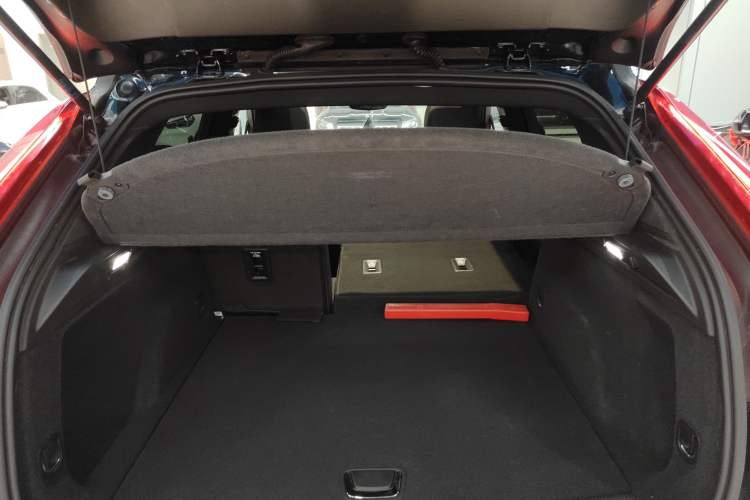 Used Cadillac XT4 2020 Revised Version 28T Two-Wheel Drive Tech Edition Trunk