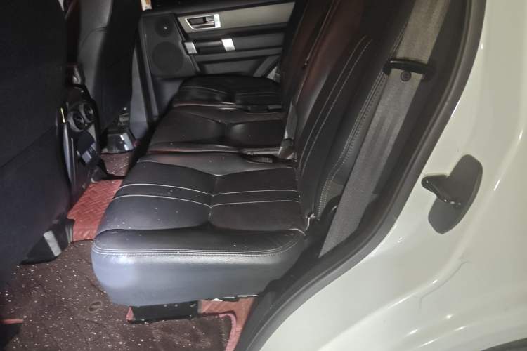 Used Land Rover Discovery 2016 3.0 SC Obsidian Black Heritage Edition HSE Left Rear Seat