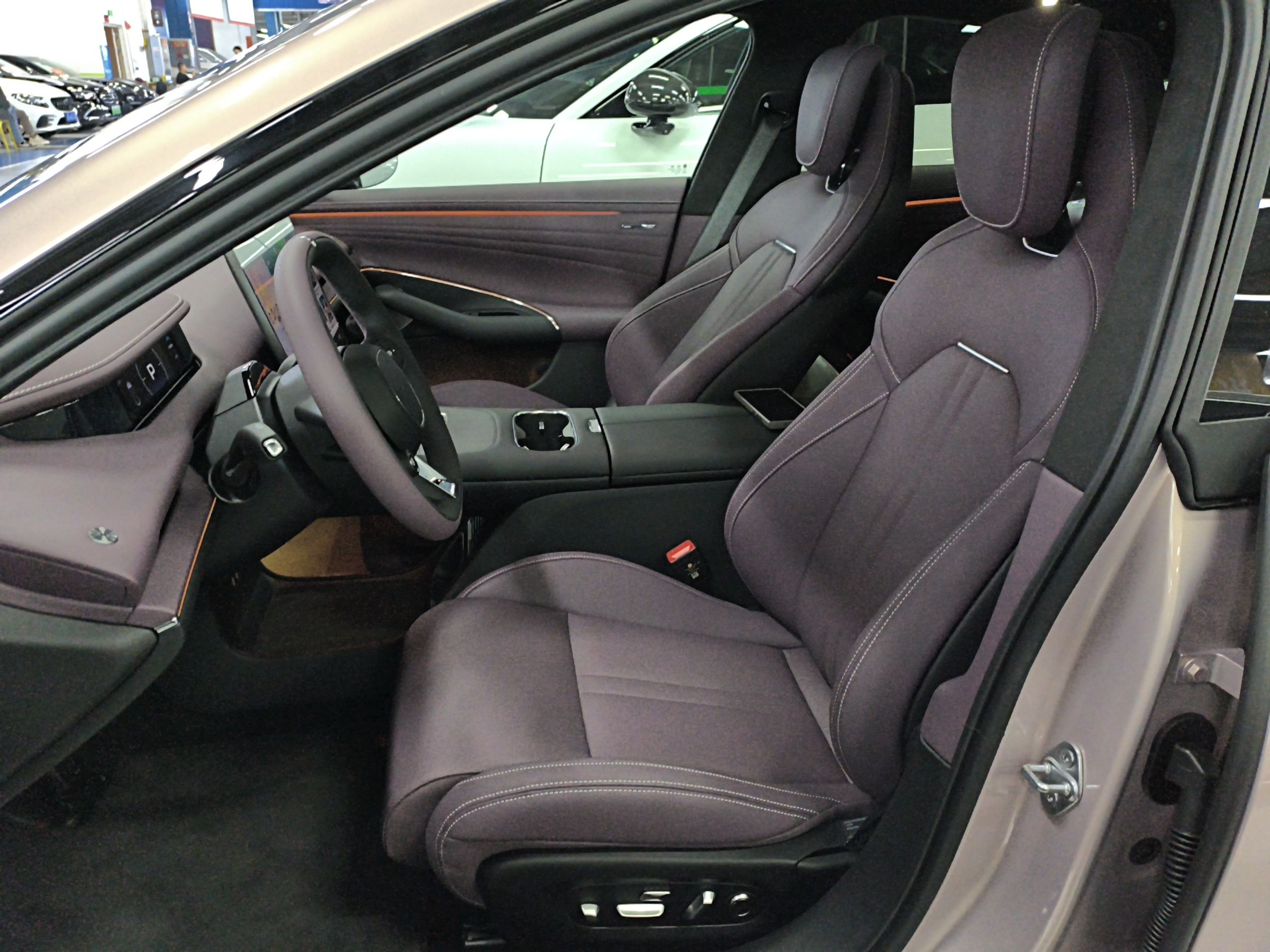 Переднее сиденье в автомобиле