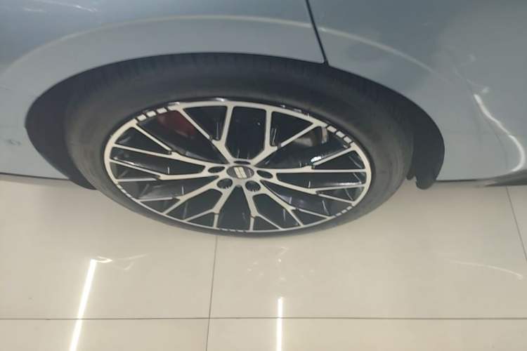 Used Geely Galaxy E8 2025 620 km All-Wheel Drive Starship LiDAR-Enabled Intelligent Driving Version
