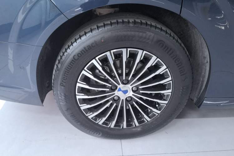 Used Denza D9 2025 DM-i Intelligent Drive 1020 Four-Wheel Drive Flagship Model
