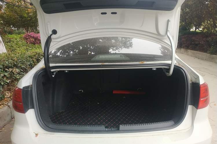 Used Volkswagen Sagitar 2018 1.6L Automatic Fashion Model Trunk