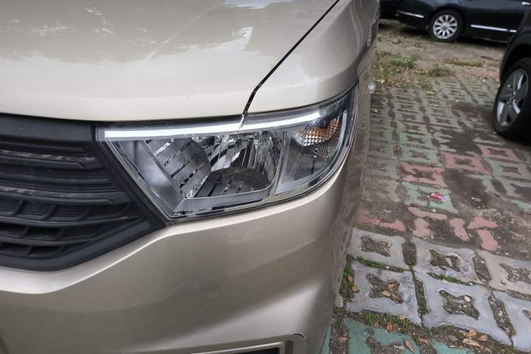 Used Wuling Hongguang V 2022 1.5L Jingqu Edition Electric-Assist LAR Left Front Headlight