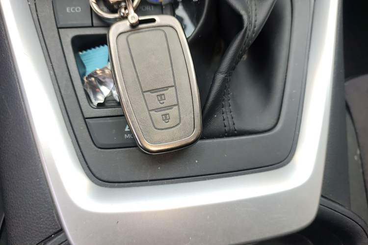 Used Toyota RAV4 2022 Dual-Engine 2.5L E-CVT Two-Wheel Drive Elite Edition Vehicle Key