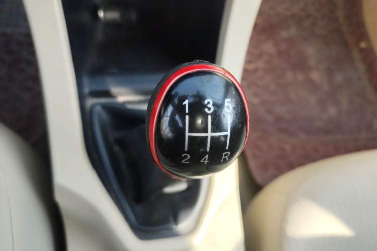 Used Soueast V6 Lingshi 2013 1.5L Manual Comfort Edition Gear Lever