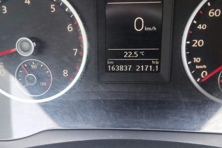 Used Volkswagen Tiguan 2010 2.0 TSI Automatic All-Wheel Drive Flagship Edition Odometer Close Up