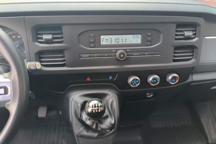 Used JMC Fushun 2023 2.0T Manual Short-Wheelbase Mid-Height Commercial Multi-Purpose 5-Seater Passenger Vehicle Audio And AC Panel