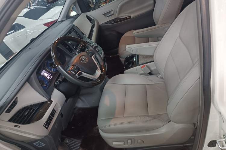 Used Toyota SIENNA 2018 3.5L Two-Wheel Drive SE U.S. Specification