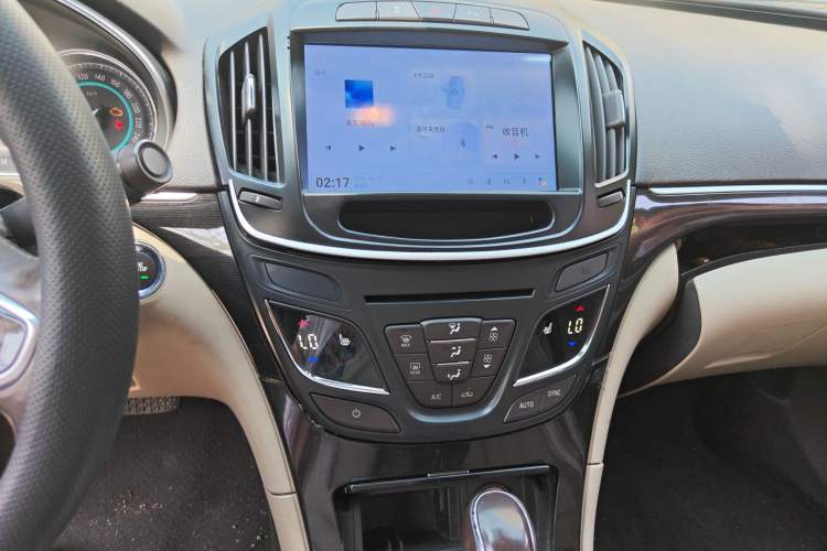 Used Buick Regal 2014 2.0L Elite Fashion Edition Audio And AC Panel