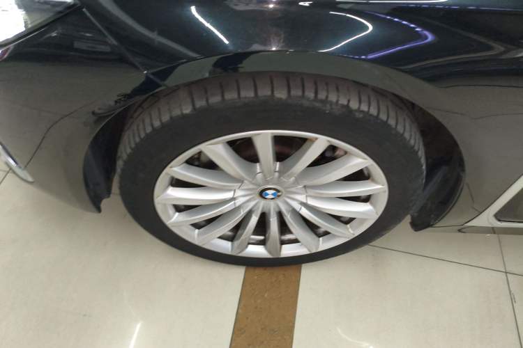 Used BMW 7 Series 2021 730Li Luxury Package Left Front Wheel Hub