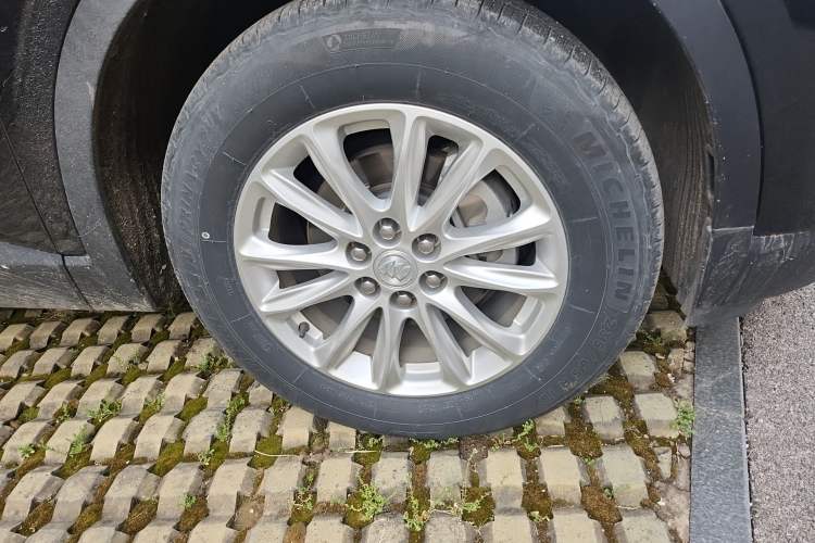 Used Buick Enclave 2020 28T Two-Wheel Drive Zhanqi Version Right Front Wheel Hub