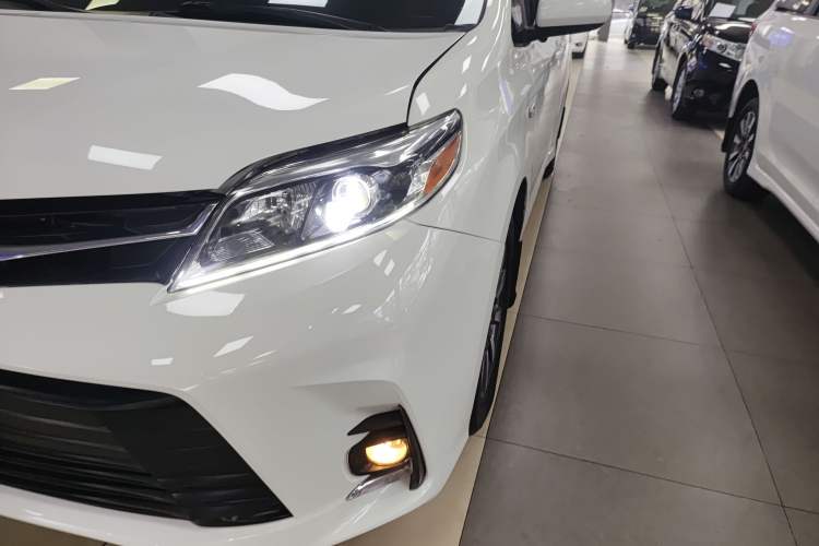 Used Toyota Sienna 2018 3.5L Four-Wheel Drive LE Trim 7 Seats U.S. Specification
