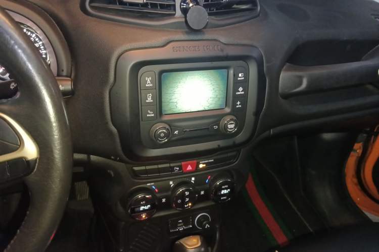 Used Jeep Renegade 2017 180T Automatic Jingneng Edition Audio And AC Panel