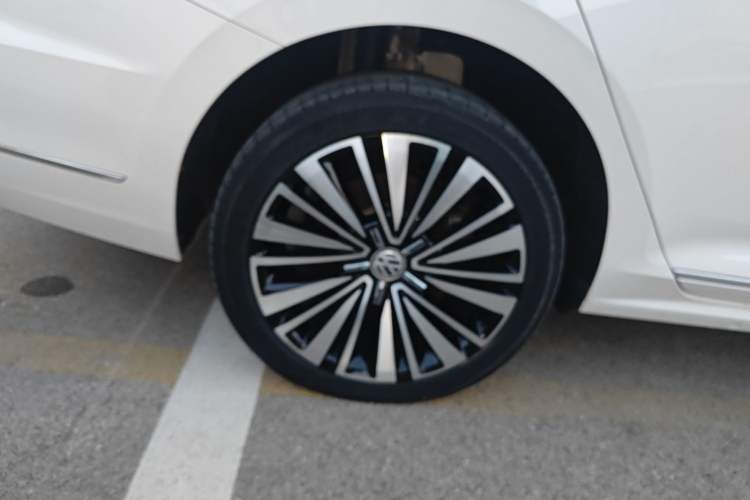 Used Volkswagen Passat 2019 330TSI Luxury Edition China VI Standard
