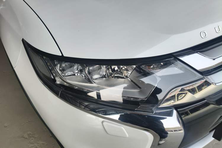 Used Mitsubishi Outlander 2016 2.4L 4x4 Luxury Edition 7-Seater Right Front Headlight