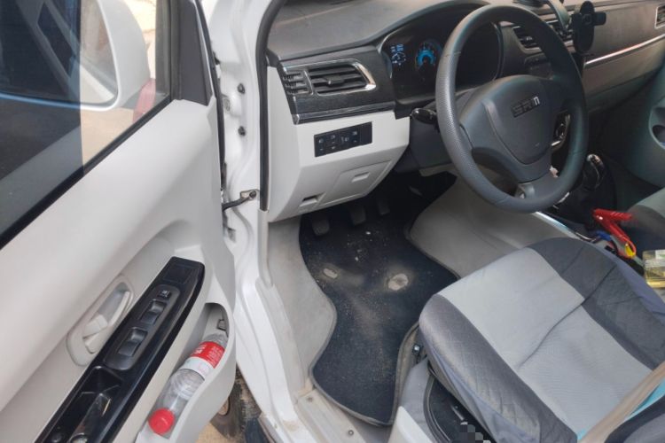 Used Jinbei New Hiace X30L CNG 2023 100L CNG Wealth Edition Bus 6/7 Seats No Air Conditioning SWCC15M