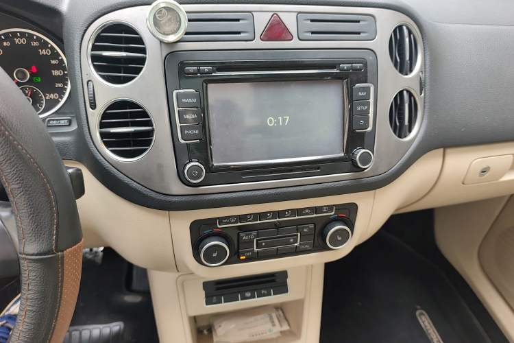 Used Volkswagen Tiguan 2012 2.0 TSI Automatic All-Wheel Drive Flagship Edition Audio And AC Panel