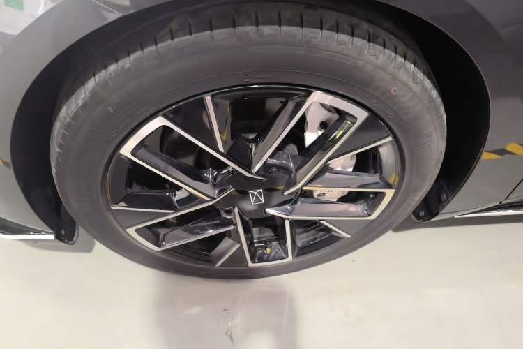 Used Avatr 06 2025 Ultra Pure Electric Edition Left Front Wheel Hub