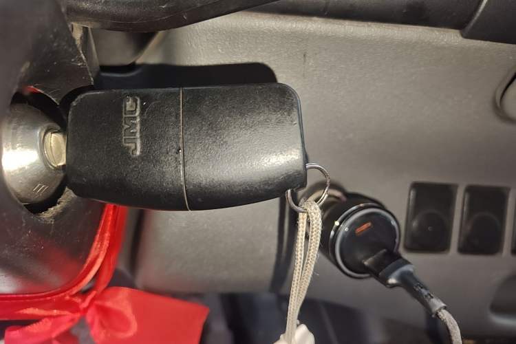 Used JMC Transit 2017 2.8T Commercial Version Short Wheelbase Mid-Roof 6/7/8-Seater JX493 Vehicle Key