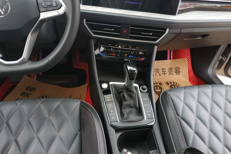 Used Volkswagen Sagitar 2023 300TSI DSG Excellence Edition Gear Lever