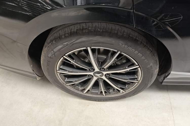 Used VOYAH PASSION 2024 PHEV Four-Wheel Drive Ultra-Long Range Executive Edition Right Rear Wheel Hub