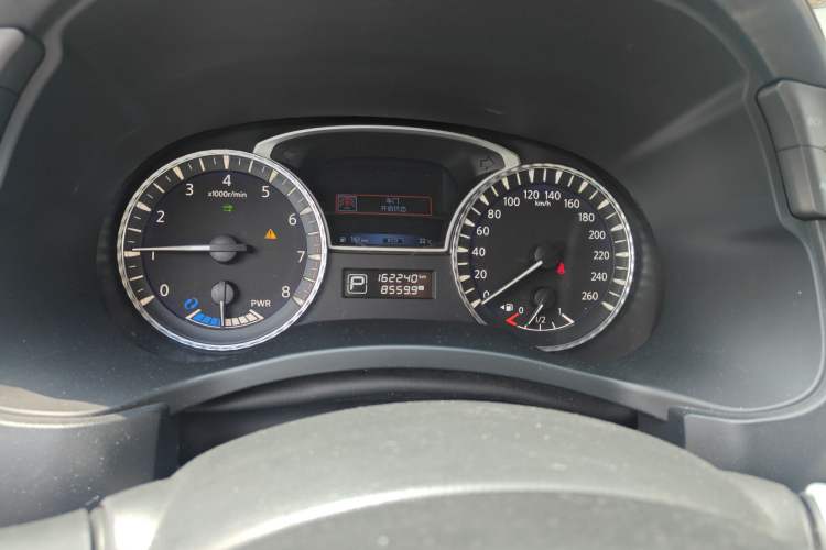 Used Infiniti QX60 2014 2.5 S/C Hybrid All-Wheel-Drive Versatile Edition Odometer Close Up