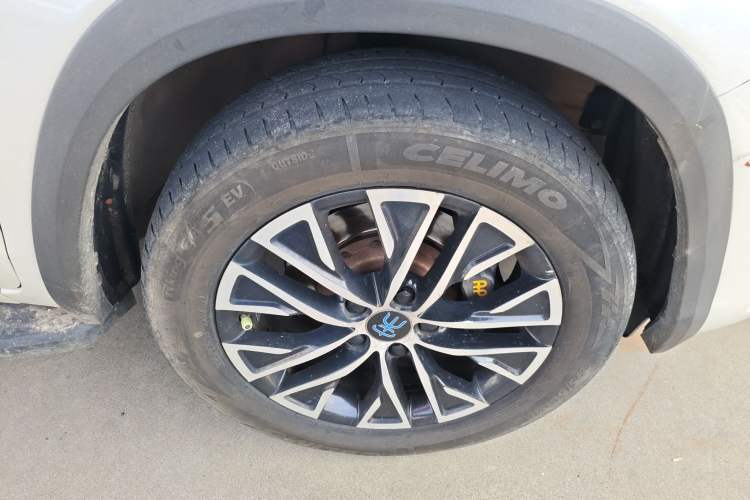 Used BYD Song New Energy 2017 Song DM 1.5TID All-Wheel Drive Luxury Model Right Front Wheel Hub