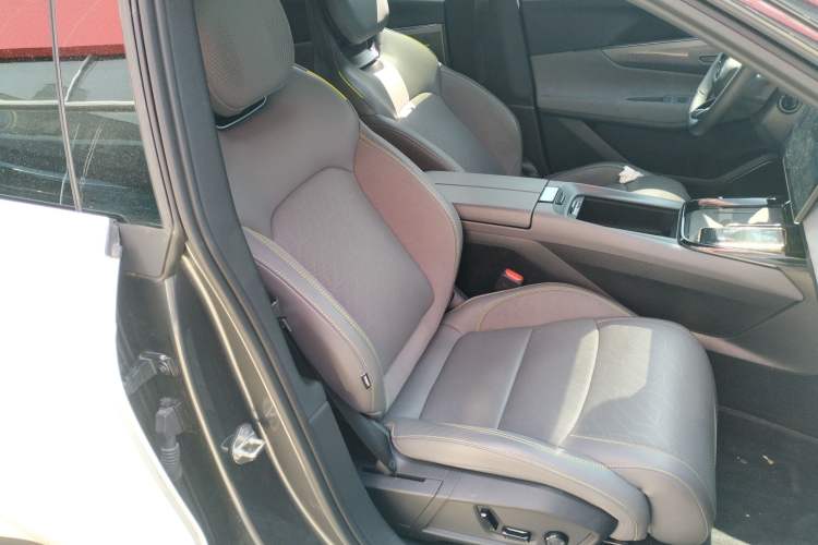 Used Lynk & Co 08 EM-P 2025 120km Long-Range Pro