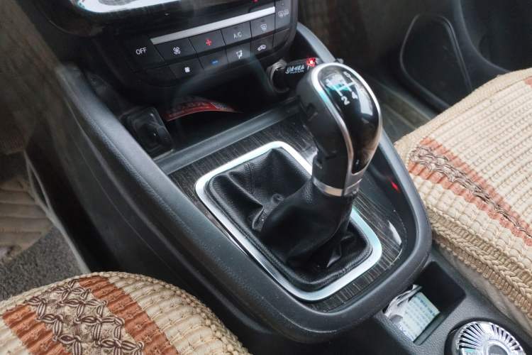 Used SWM X7 2016 1.5T Manual Luxury Edition 7 Seats Gear Lever