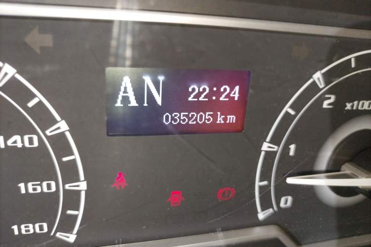 Used SAIC MAXUS Xintu V80 2021 2.0T AMT Classic City Distribution King Long Wheelbase Mid-Roof 3-Seater