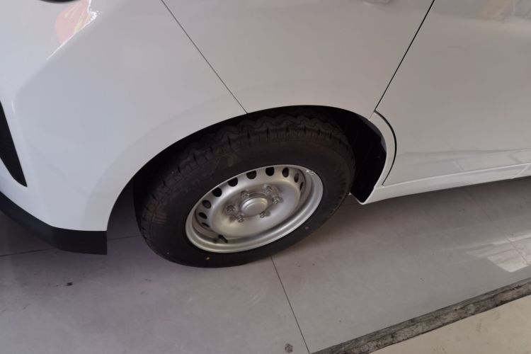 Used Wuling Yangguang 2024 300KM Comfort Version Passenger Van 75kW Left Front Wheel Hub