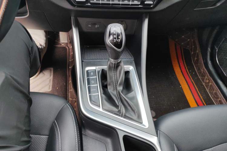Used Geely Auto Vision X3 2019 Upgraded Model 1.5L CVT Elite Version Gear Lever