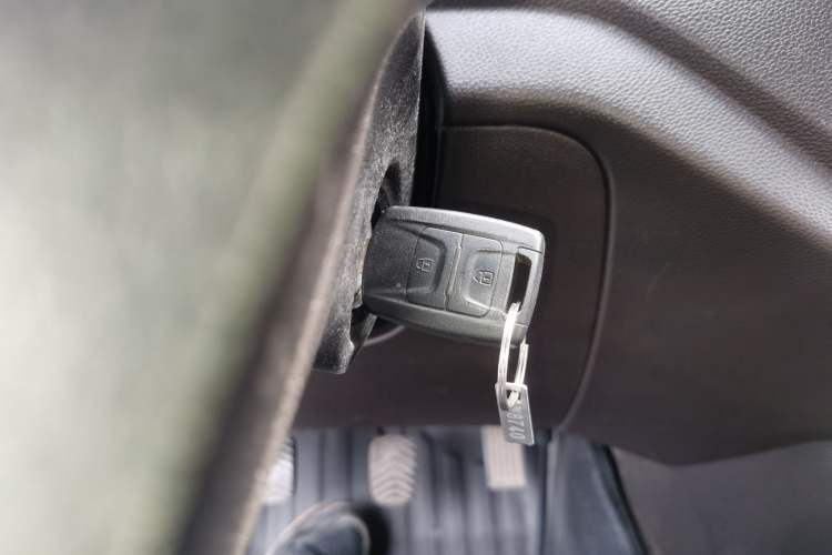 Used Wuling Hongguang V 2022 1.5L Jingqu Edition Electric-Assist LAR Vehicle Key