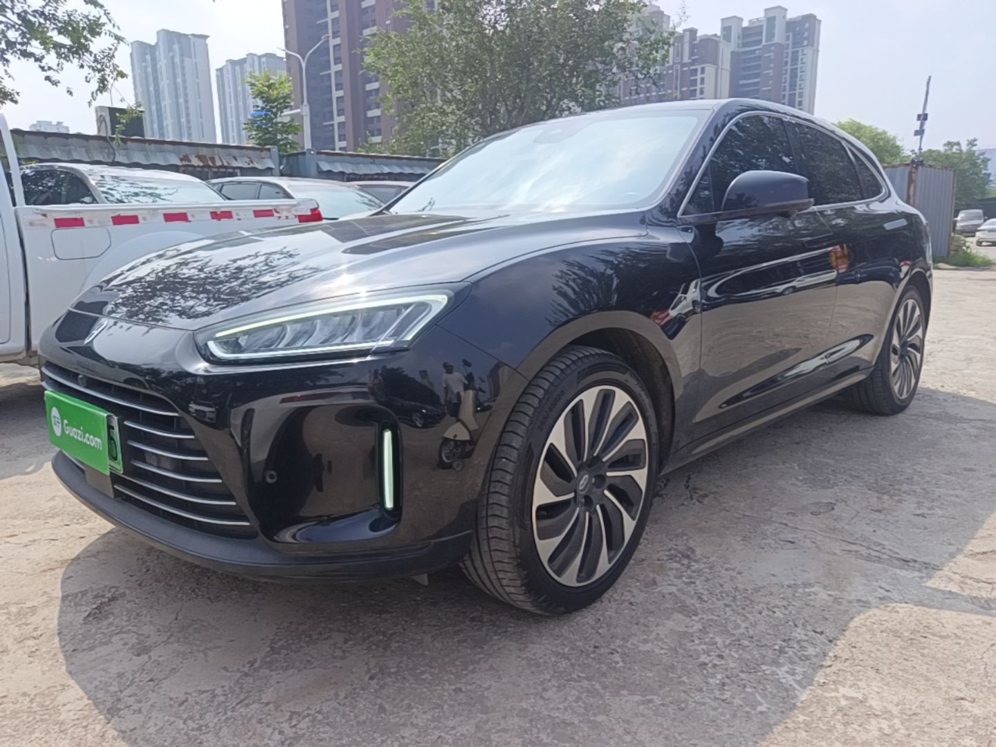 Под передней частью автомобиля