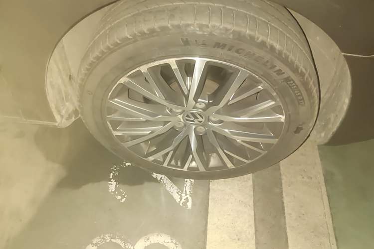 Used Volkswagen FAW-Volkswagen CC 2013 2.0 TSI Ultimate Model Right Front Wheel Hub