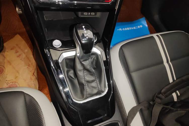 Used Volkswagen T-ROC 2023 300TSI DSG Two-Wheel-Drive Chen Guang Edition
